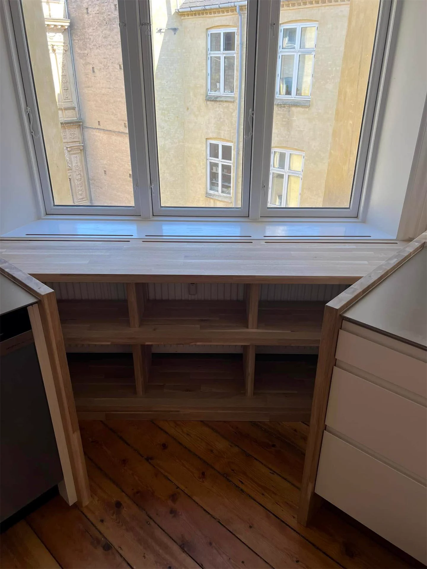 Snedkerarbejde tegnet ind i karnappen i en ombygget københavnerlejlighed